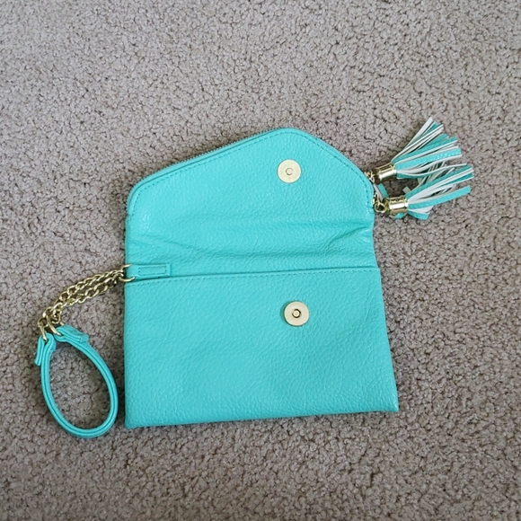 Maurice's Clutch - Picture 3 of 6